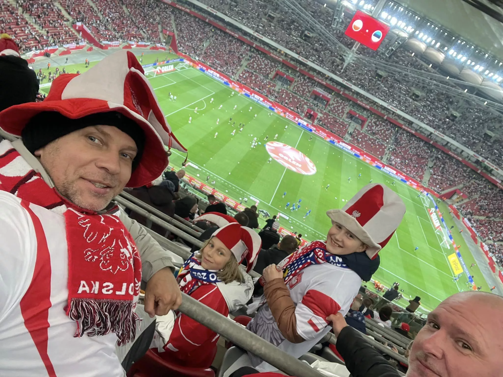 Gwiazda disco polo na meczu Polska - Estonia. Ojcowski wyjazd na mecz